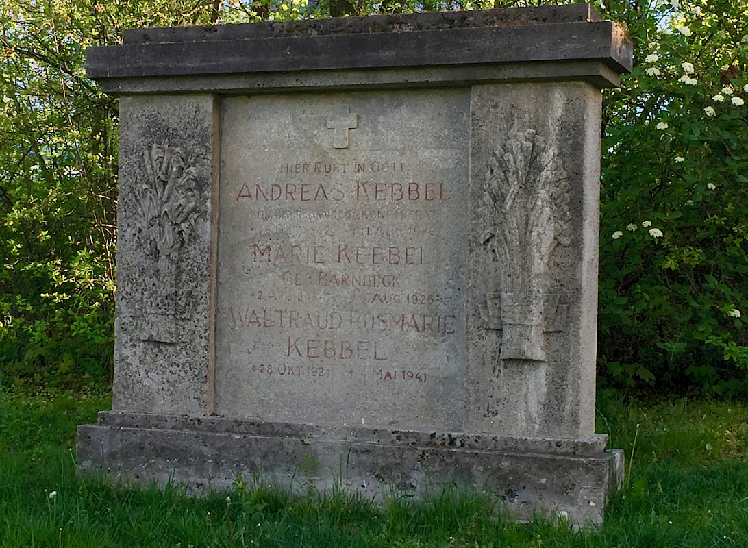 Kebbel-Gedenkstein, ca. 1921 - 41, Gussbeton, 170 x 200 x 35