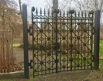 Gehringer, Schmiedeeisernes Tor mit Rosetten, Lanzetten und Voluten, 1924