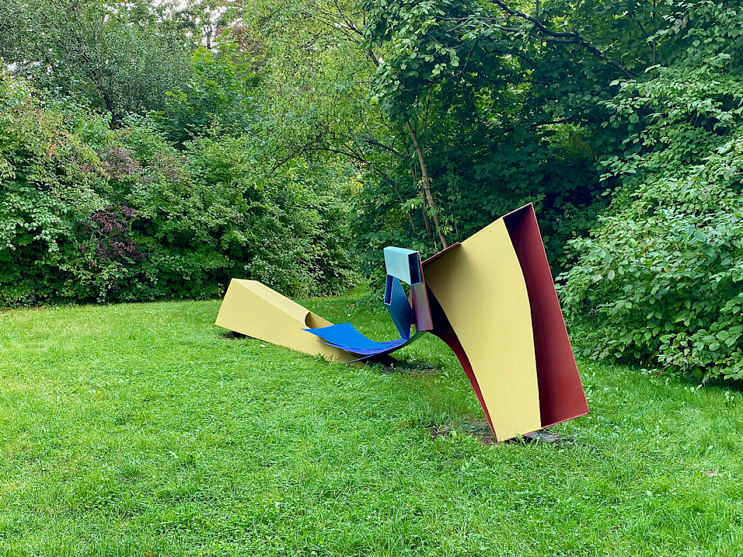 Leah Jacobsen, Naturbrücke, 1992, Stahl lackiert, 145 x 620 x 180 cm