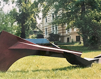 Leah Jacobsen, Naturbrücke, 1992, Stahl lackiert, 145 x 620 x 180 cm
