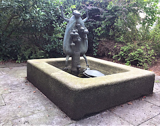 Peter Mayer, Wolpertinger-Brunnen, 1988, Bronze und  Granit, 118 x 118 x 138 cm