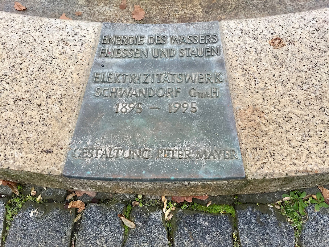 Mayer Peter, Energie des Wassers fließen und stauen, 1995, Bronze, Messing und Granit, 165 cm hoch, 350 cm Durchmesser