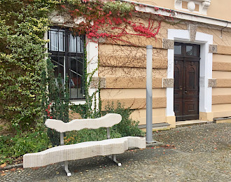 Gina Uber und Robert Diem, Wolkenbank 2020, Juramarmor (weißer Kalkstein aus dem Altmühl, Gold-ocker), 80 x 225 x 60 cm