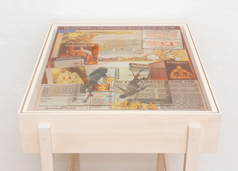 There´s history all around us, 2022. Holz-Vitrine, 4- Farb-Siebdruck in Glas gebrannt, „Sunday Times Magazine“ (01. Oktober 1972), 50 x 60 x 92 cm. Foto: Oberpfälzer Künstlerhaus
