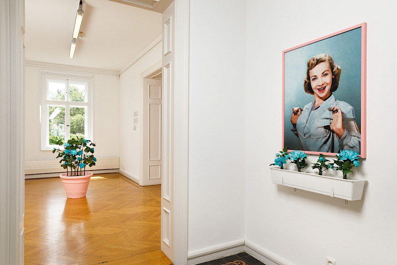 Antonia Gruber: GOOD WIFE. Ausstellungsansicht Kebbel Villa 2024. Foto: Clemens Mayer