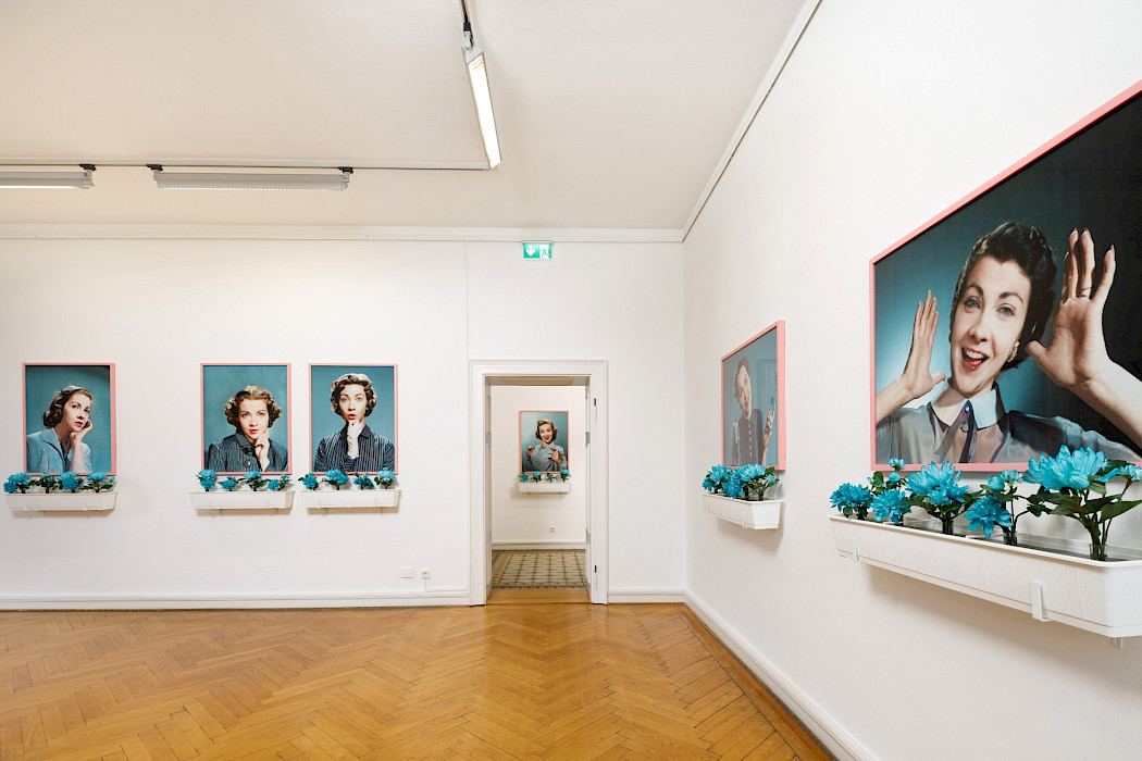 Antonia Gruber: GOOD WIFE. Ausstellungsansicht Kebbel Villa 2024. Foto: Clemens Mayer