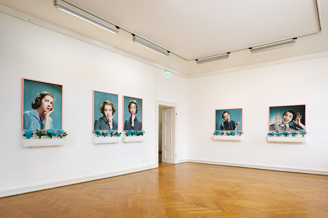 Antonia Gruber: GOOD WIFE. Ausstellungsansicht Kebbel Villa 2024. Foto: Clemens Mayer
