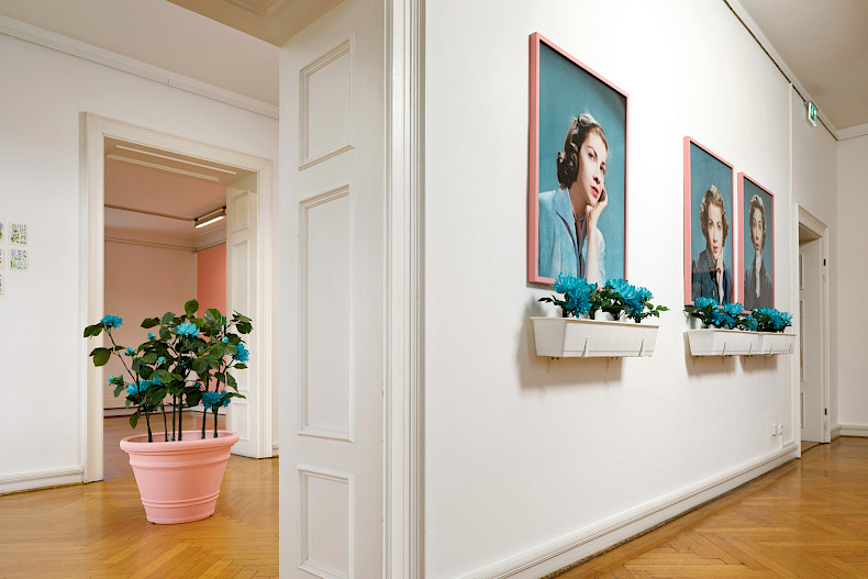 Antonia Gruber: GOOD WIFE. Ausstellungsansicht Kebbel Villa 2024. Foto: Clemens Mayer