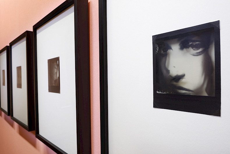 Antonia Gruber: GOOD WIFE. Ausstellungsansicht Kebbel Villa 2024. Foto: Clemens Mayer