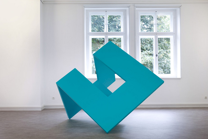 Madeleine Boschan, Claiming space without ever taking space from space, 2024, Acryl, Champagner-Kreide, mitteldichte Faserplatte, Holzrahmen, ca. 174 x 215 x 157 cm, Ausstellungsansicht 2024, Kebbel Villa, Schwandorf