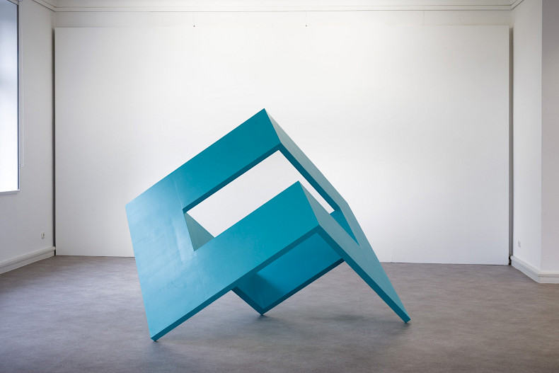 Madeleine Boschan, Claiming space without ever taking space from space, 2024, Acryl, Champagner-Kreide, mitteldichte Faserplatte, Holzrahmen, ca. 174 x 215 x 157 cm, Ausstellungsansicht 2024, Kebbel Villa, Schwandorf