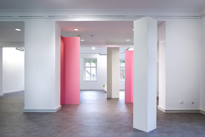 Madeleine Boschan, Claiming space without ever taking space from space, Ausstellungsansicht 2024, Kebbel Villa, Schwandorf