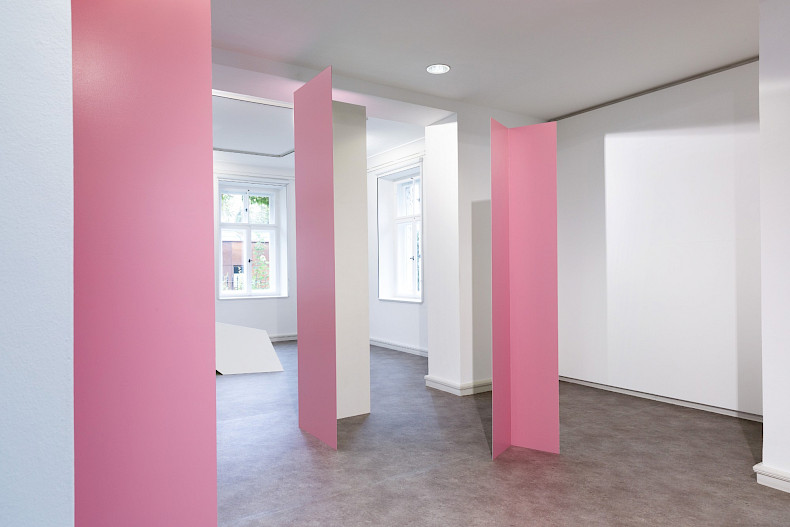 Madeleine Boschan, Claiming space without ever taking space from space, Ausstellungsansicht 2024, Kebbel Villa, Schwandorf