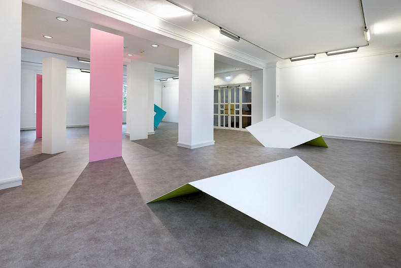 Madeleine Boschan, Claiming space without ever taking space from space, Ausstellungsansicht 2024, Kebbel Villa, Schwandorf