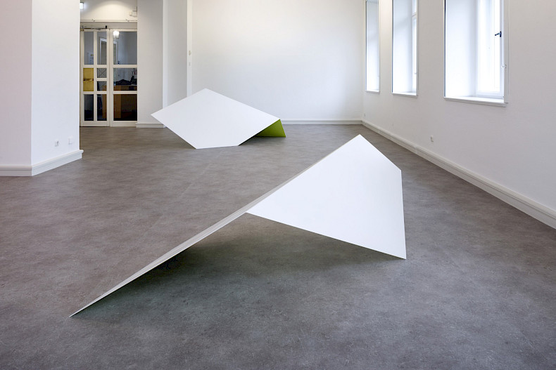 Madeleine Boschan, T622, 2022, Bemaltes Aluminium, 96 x 258 x 178 cm & T222, 2022, Bemaltes Aluminium, 70,5 x 220 x 148 cm, Ausstellungsansicht 2024, Kebbel Villa, Schwandorf