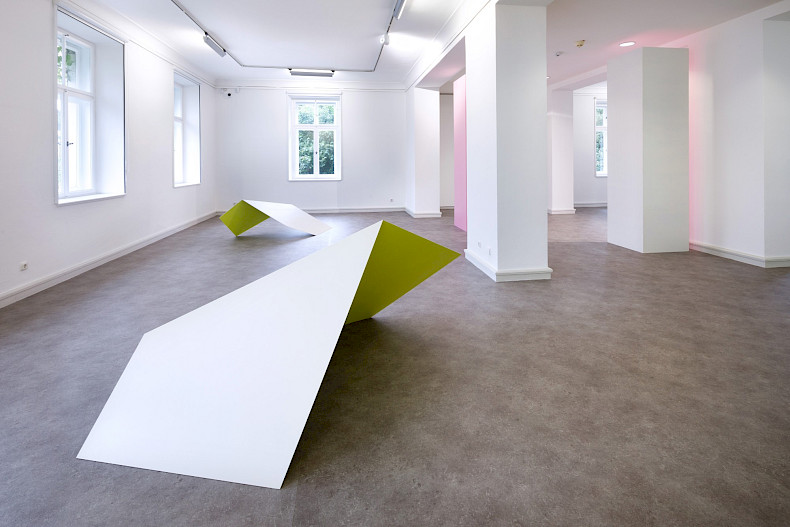 Madeleine Boschan, Claiming space without ever taking space from space, Ausstellungsansicht 2024, Kebbel Villa, Schwandorf