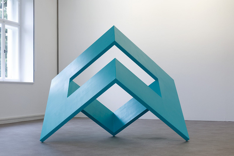 Madeleine Boschan, Claiming space without ever taking space from space, 2024, Acryl, Champagner-Kreide, mitteldichte Faserplatte, Holzrahmen, ca. 174 x 215 x 157 cm, Ausstellungsansicht 2024, Kebbel Villa, Schwandorf