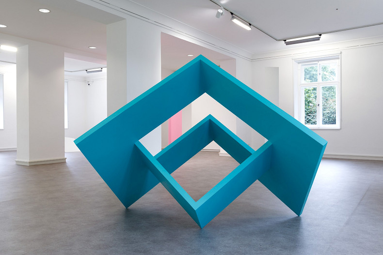 Madeleine Boschan, Claiming space without ever taking space from space, Ausstellungsansicht 2024, Kebbel Villa, Schwandorf
