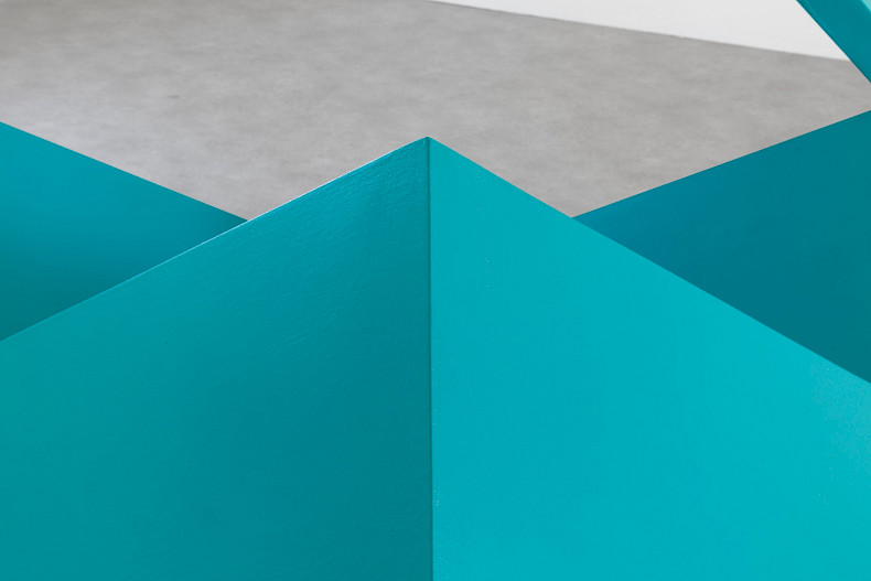 Madeleine Boschan, Claiming space without ever taking space from space, 2024, Acryl, Champagner-Kreide, mitteldichte Faserplatte, Holzrahmen, ca. 174 x 215 x 157 cm, Ausstellungsansicht 2024, Kebbel Villa, Schwandorf