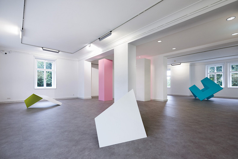 Madeleine Boschan, Claiming space without ever taking space from space, Ausstellungsansicht 2024, Kebbel Villa, Schwandorf
