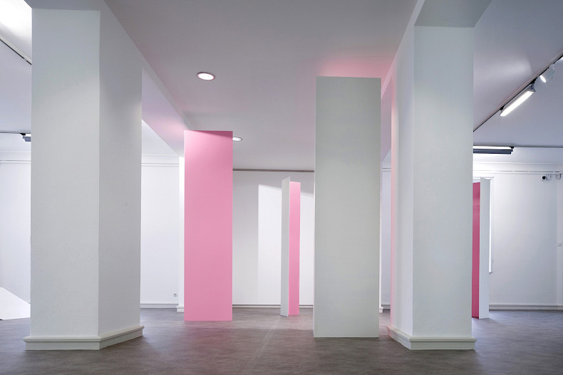 Madeleine Boschan, Somewhere I have never travelled, gladly beyond any experience II (Parataxe), 2024, Bemaltes Aluminium, ca. 300 x 535 x 335 cm (vierteilig), Ausstellungsansicht 2024, Kebbel Villa, Schwandorf