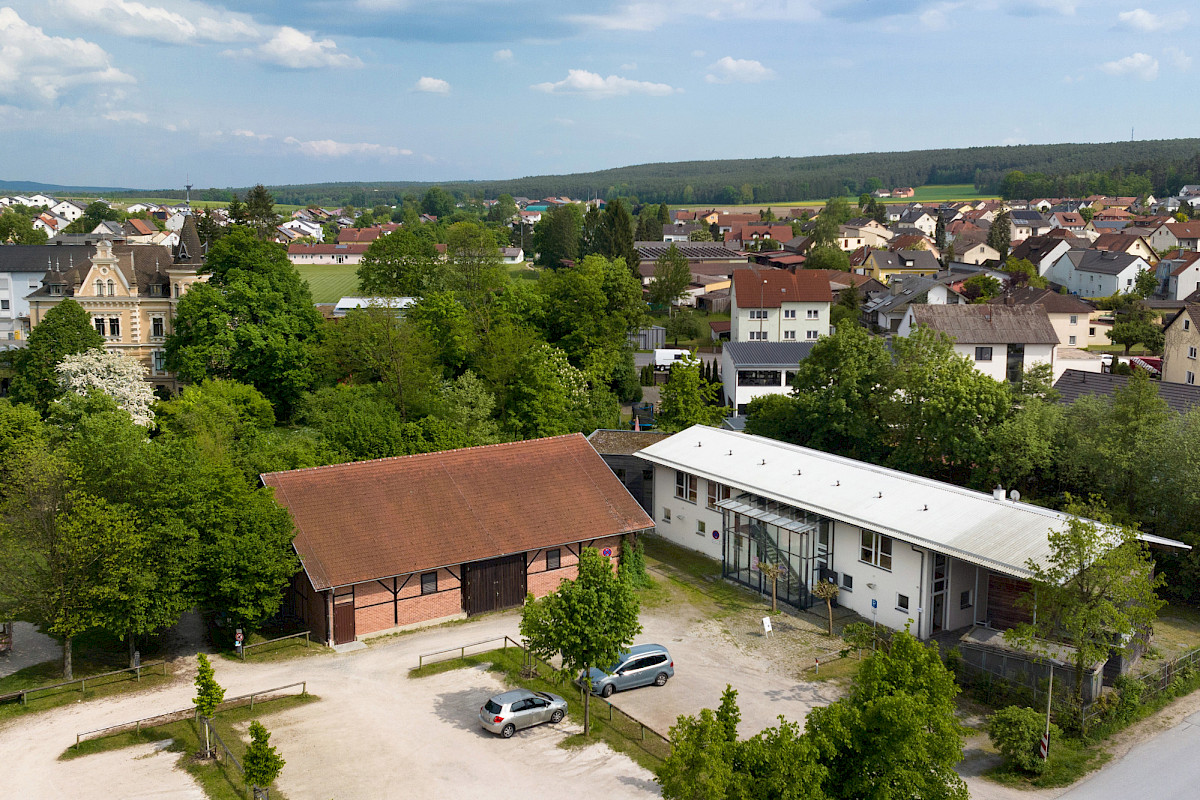Das Internationale Künstlerhaus rechts (mit weißem Dach) mit je einem Studio links und rechts, im Hintergrund links die Kebbel Villa (Foto: Oberpfälzer Künstlerhaus)
