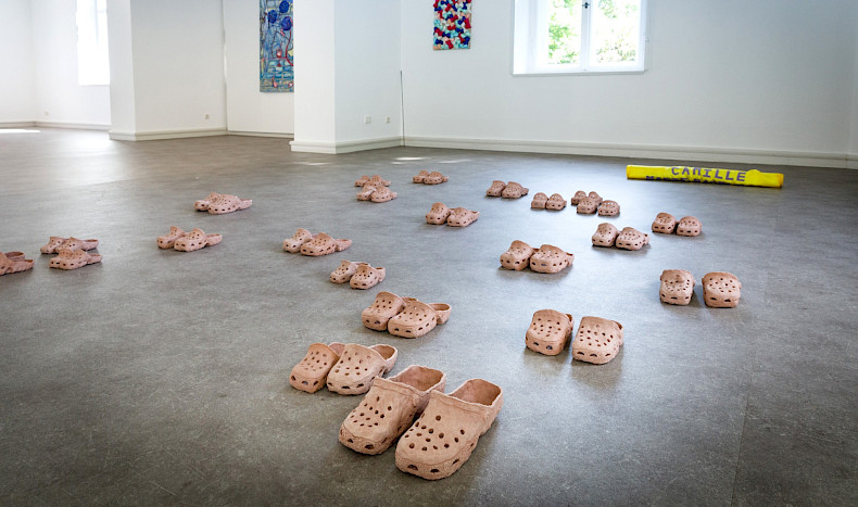 Camille Tsvetoukhine: Clogs (= franz. Sabots), 2024-25, 24 Schuhpaare, gebrannter roter Sandstein, Variable Dimension (Foto: Clemens Mayer)