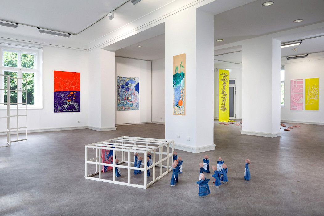 Camille Tsvetoukhine: Haus der Illusion, 2025, Fensterrahmen, Marionetten aus gebranntem rotem Sandstein und Jeansstoff, 80 × 80 × 37 cm, Ausstellungsansicht 2025, Kebbel Villa, Schwandorf (Foto: Clemens Mayer)