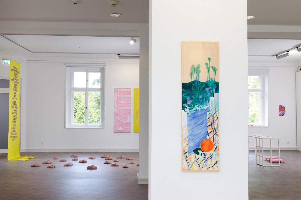 Camille Tsvetoukhine: Orangenumladerinnen, 2024, Öl und Pastell auf Seide, 140 × 40 cm (Foto: Clemens Mayer)