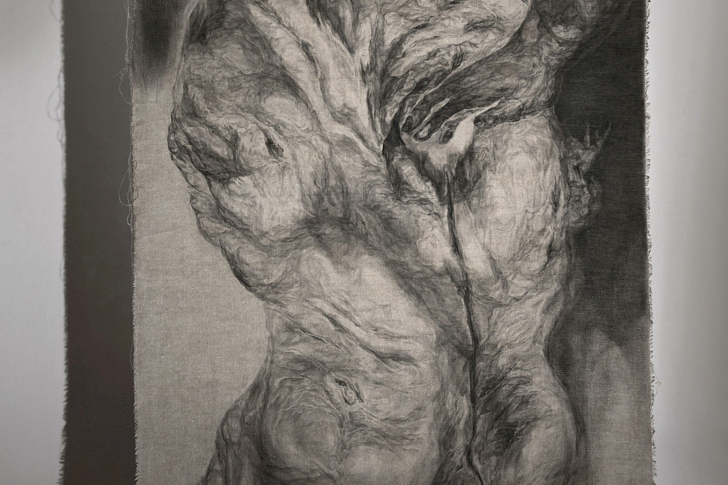 Polina Shcherbyna: Offene Wunde (Detail), 2022-24, Ungrundiertes Leinen, Falten, Gelatine, von der Künstlerin selbst hergestelltes Pigment, 220 × 150 cm (Foto: Clemens Mayer)