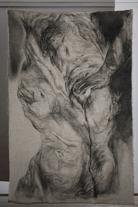 Polina Shcherbyna: Offene Wunde, 2022-24, Ungrundiertes Leinen, Falten, Gelatine, von der Künstlerin selbst hergestelltes Pigment, 220 × 150 cm (Foto: Clemens Mayer)