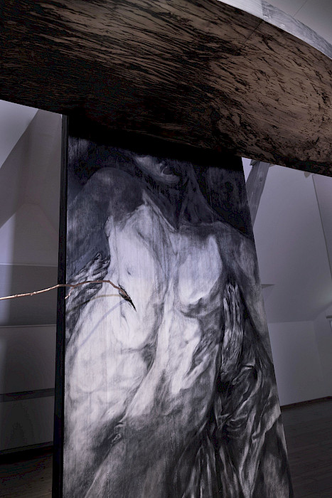 Polina Shcherbyna: Stele der Barmherzigkeit (Detail), 2025, Holzeinbrennung, Schnitzerei, Asche, Pigment, Enkaustik, Stahl, 350 × 250 cm (Foto: Clemens Mayer)