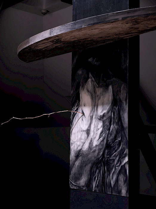 Polina Shcherbyna: Stele der Barmherzigkeit (Detail), 2025, Holzeinbrennung, Schnitzerei, Asche, Pigment, Enkaustik, Stahl, 350 × 250 cm (Foto: Clemens Mayer)