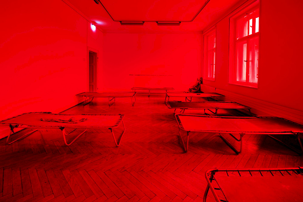 Polina Shcherbyna: Aschenglorie. Der Frieden der Leere, Installation Klappbetten aus der Sowjetunion, Aschepigmente, Enkaustik, Öl, Stahl, Holzeinbrennung, Schnitzerei Dimension variabel (Foto: Clemens Mayer)