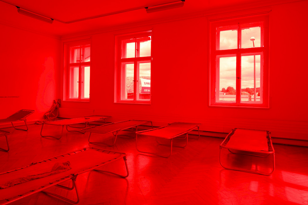 Polina Shcherbyna: Aschenglorie. Der Frieden der Leere, Installation Klappbetten aus der Sowjetunion, Aschepigmente, Enkaustik, Öl, Stahl, Holzeinbrennung, Schnitzerei Dimension variabel (Foto: Clemens Mayer)