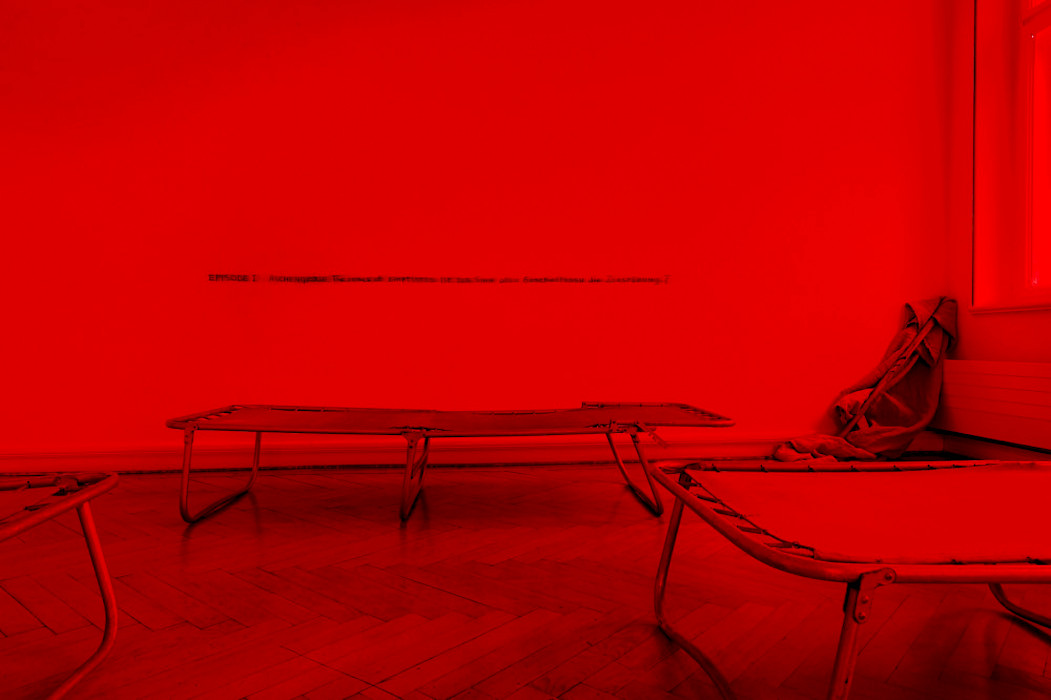 Polina Shcherbyna: Aschenglorie. Der Frieden der Leere, Installation Klappbetten aus der Sowjetunion, Aschepigmente, Enkaustik, Öl, Stahl, Holzeinbrennung, Schnitzerei Dimension variabel (Foto: Clemens Mayer)