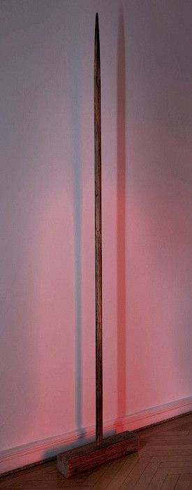 Polina Shcherbyna: Speer, 2024, Holzeinbrennung, Schnitzerei, Asche, Pigment, Enkaustik, Höhe: 230 cm (Foto: Clemens Mayer)