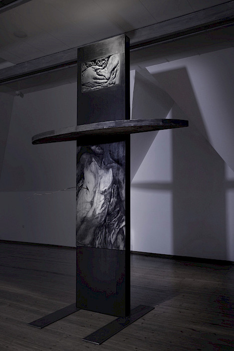 Polina Shcherbyna: Stele der Barmherzigkeit, 2025, Holzeinbrennung, Schnitzerei, Asche, Pigment, Enkaustik, Stahl, 350 × 250 cm (Foto: Clemens Mayer)
