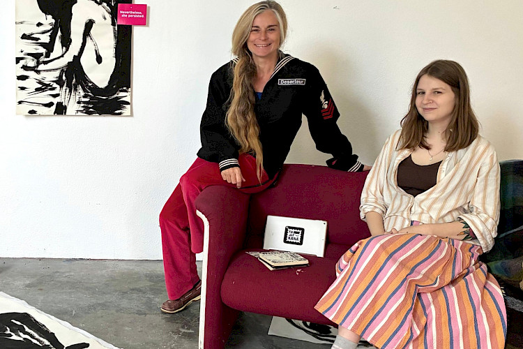 Von links: Die Künstlerinnen Isabella Trybula und Katja Sparf (Foto © Daniela Siegl)