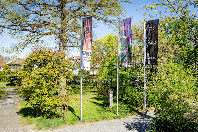 NEIN! Boris Lurie and NO!art, drei Fahnen im Park der Kebbel Villa, 2026 (Foto: Marcus Rebmann)