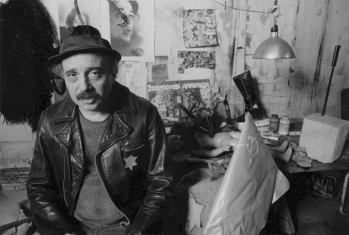 Boris Lurie in seinem Atelier 1977 (Foto: Joseph Shneberg (c) Boris Lurie Art Foundation)